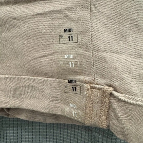 NWT $34 SO Shorts Pink Midi Low Rise Stretch JR Size 11 Distressed Cuffed Chino - Picture 4 of 11